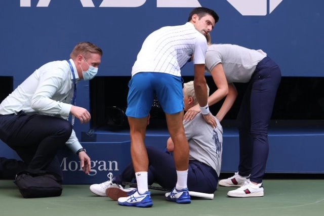 Djokovic disqualified from US Open after hitting line judge with ball (Video)