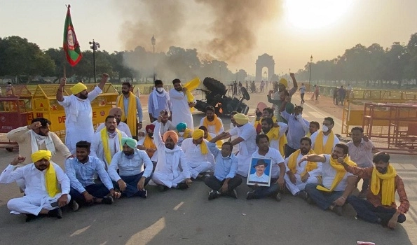 Punjab Youth Congress workers set tractor ablaze at India Gate to protest farm bills (Video)