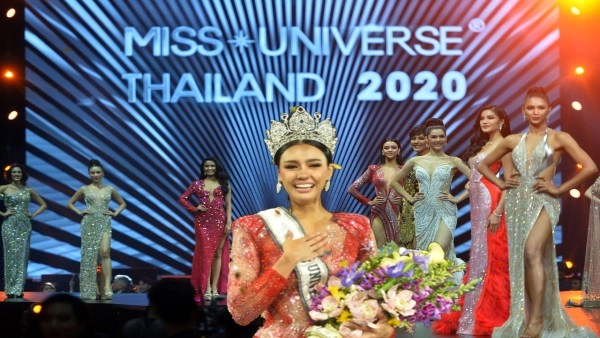 Thai pageant Amanda Obdam is an angelic oriental beauty (Pics)