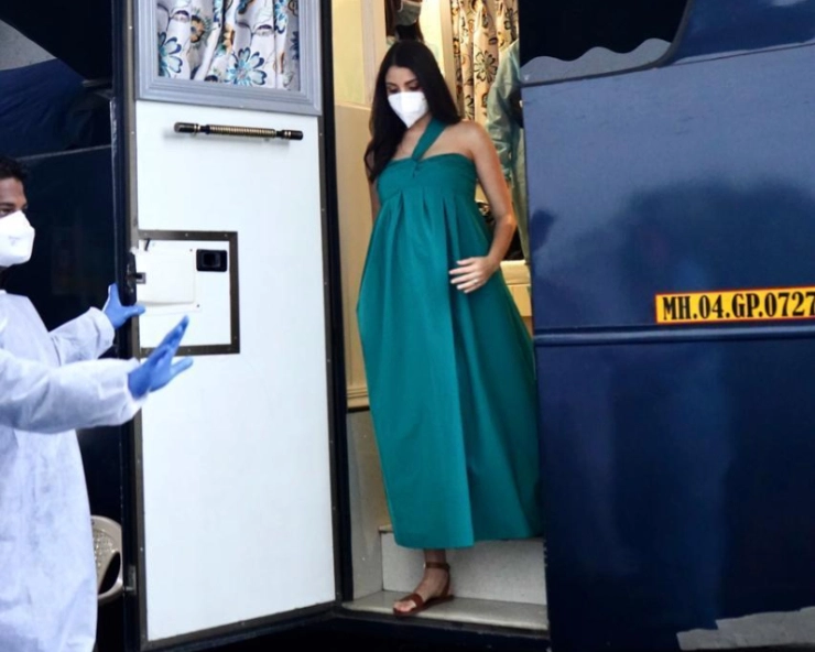 Pregnant Anushka Sharma is back in Mumbai, starts shooting! (Pics)