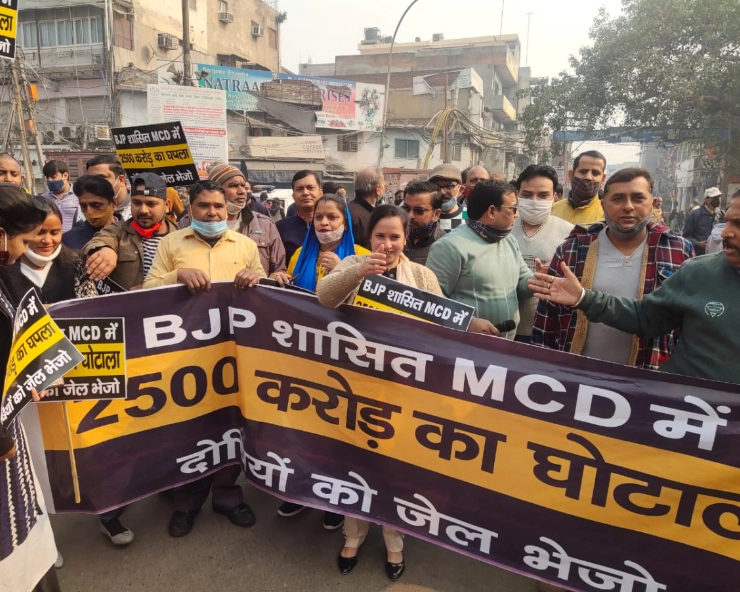 AAP volunteers take over the house of 3 mayors of BJP-ruled MCDs demanding CBI probe into Rs 2500 crores scam