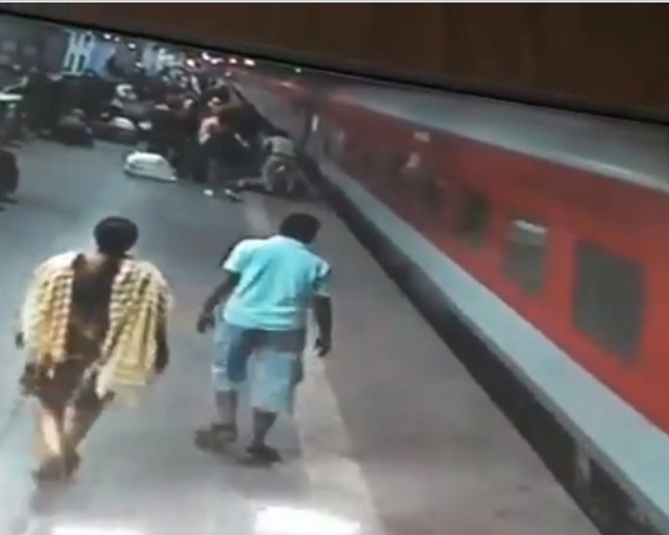 Two alert RPF jawans save life of elderly passenger at Kalyan railway station (Video)