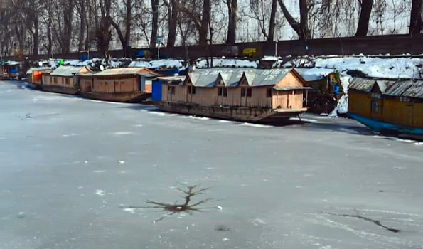 Dal Lake freezes, Srinagar records coldest night in 30 years