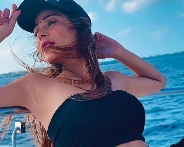 Sara Khan frolicking around in Maldives will give you serious vacation goals (PICS)