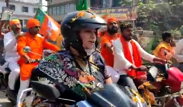 After Mamata Banerjee, Smriti Irani rides a scooty in West Bengal (VIDEO)