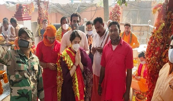 Former cricketer Zaheer Khan, wife Sagarika offer prayers at Maa Chinmastika Temple in Jharkhand