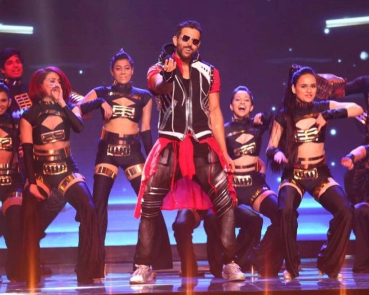 Hrithik Roshan’s recent award show performance had his fans on the edge of their seats yet again, check out the reactions
