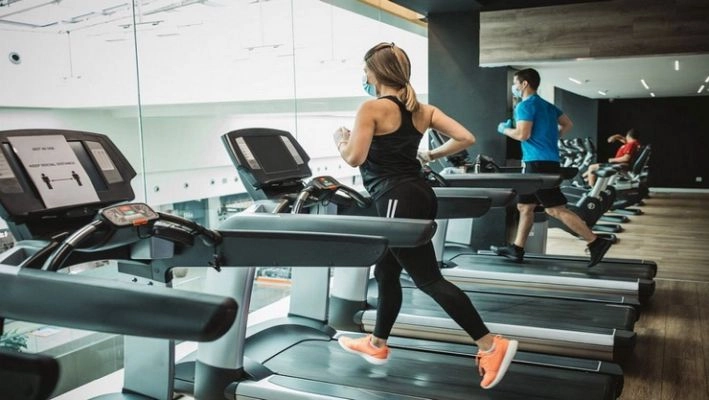 US regulators urge people to stop using Peloton treadmill after accidents (VIDEO)