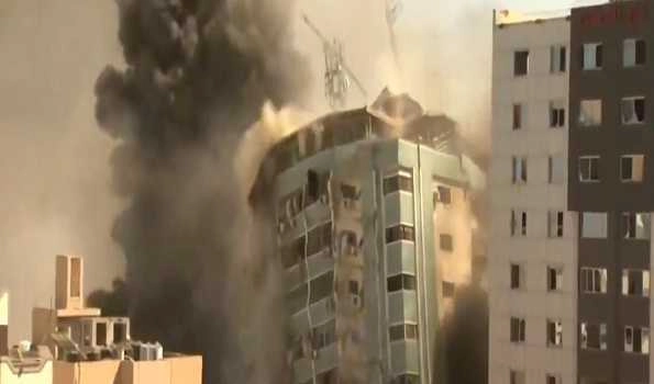 Office of media house Al Jazeera collapsed in Israeli airstrike (Video)