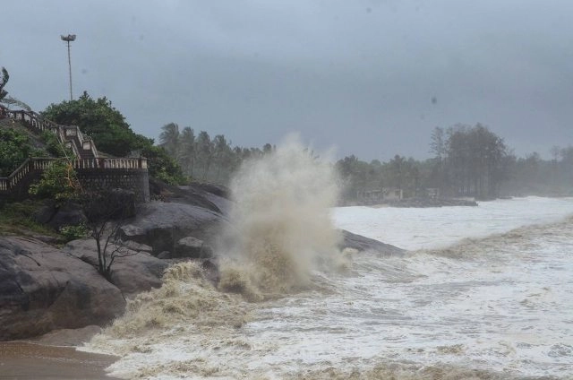 Cyclone Tauktae getting weaker, lay centred over Saurashtra