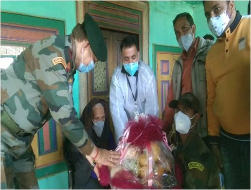 J&K: Army Commander felicitates 120 yrs old woman for taking COVID vaccine (Pics)
