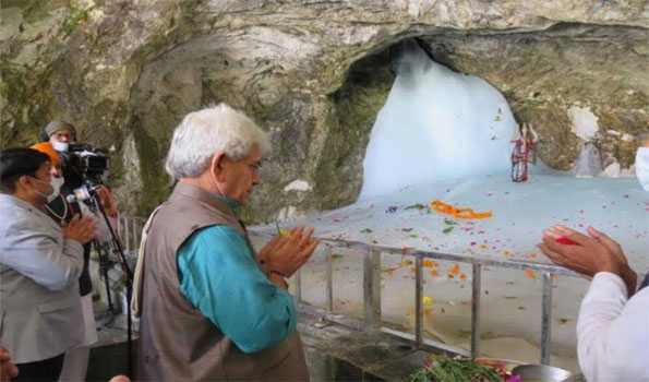 LG pays obeisance at Amarnath shrine, performs puja