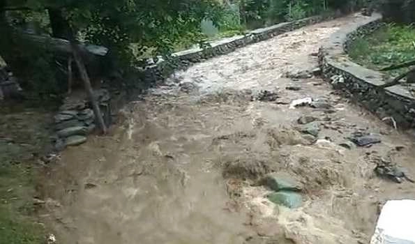 Cloudburst triggers flash flood in Kashmir & Himachal (Video)