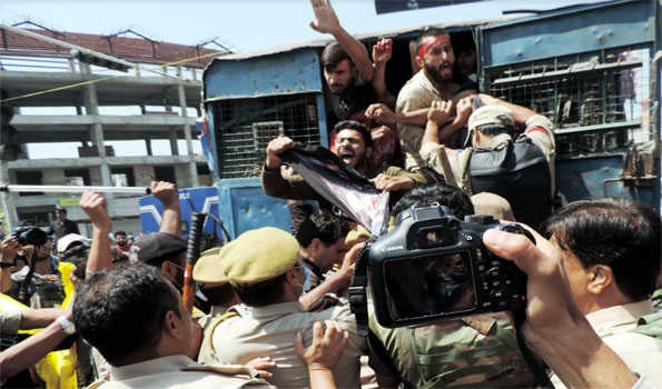 Police burst teargas shells to foil Muharram procession, mourners detained in Srinagar