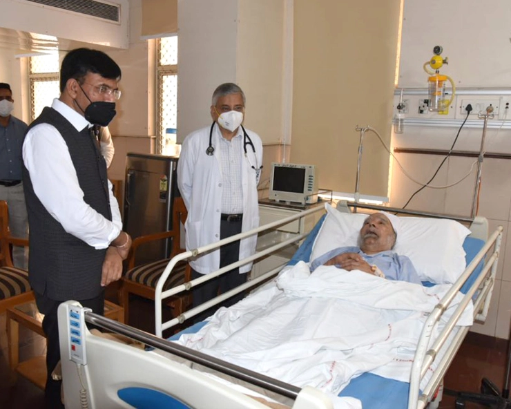 Former PM Manmohan Singh admitted to AIIMS, Health minister visits hospital to enquire about his health, PM Modi wishes for his speedy recovery