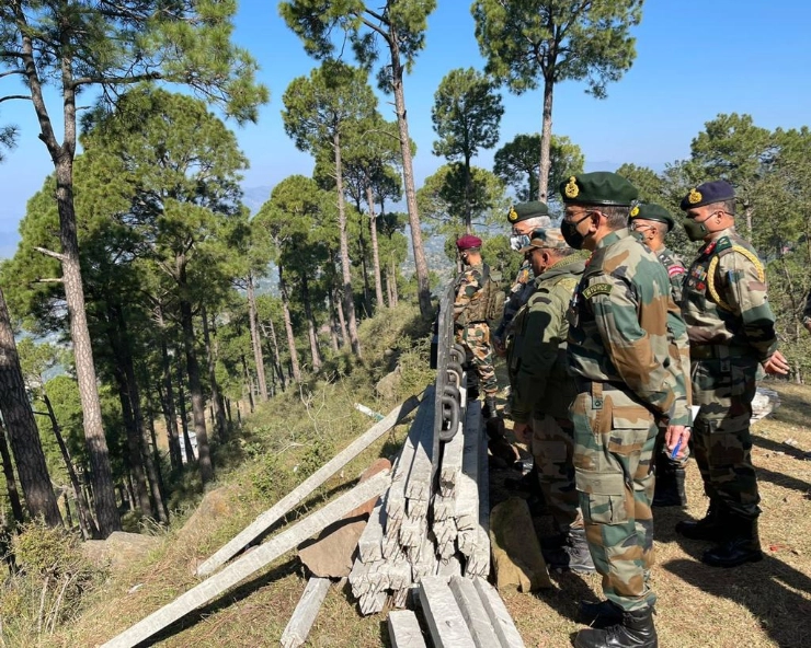 Army Chief visits forward areas of Rajouri, Poonch, reviews security situation
