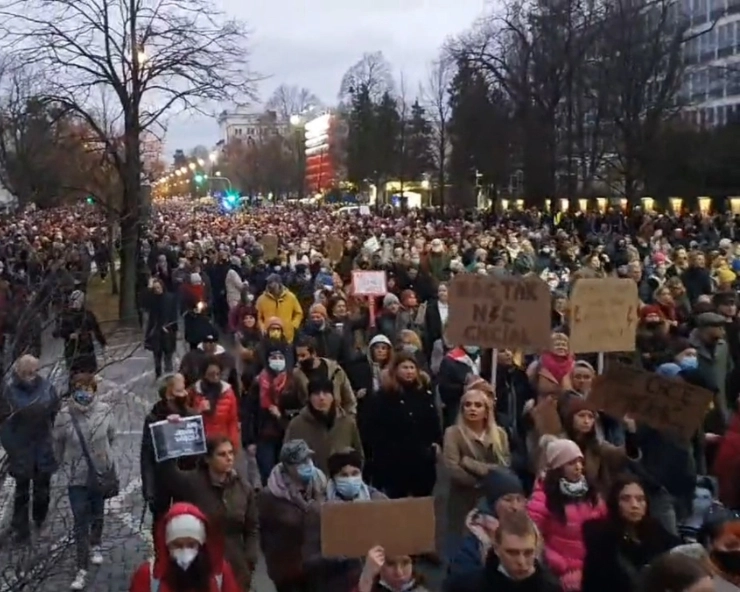 Poland: Protests erupt over abortion law after pregnant woman dies
