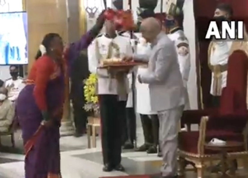 WATCH: Transgender folk dancer Manjamma Jogati's unique gesture while receiving Padma Shri from President Kovind goes viral