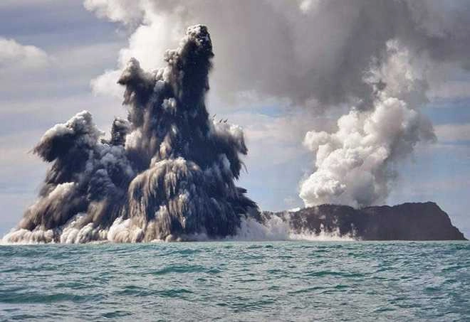 How does an underwater volcano form?