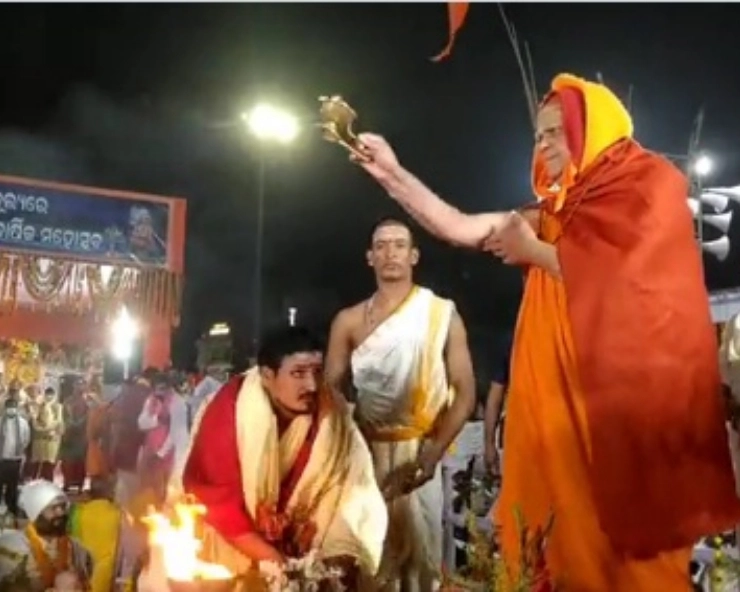Puri Sankaracharya performs Mahodadhi aarti