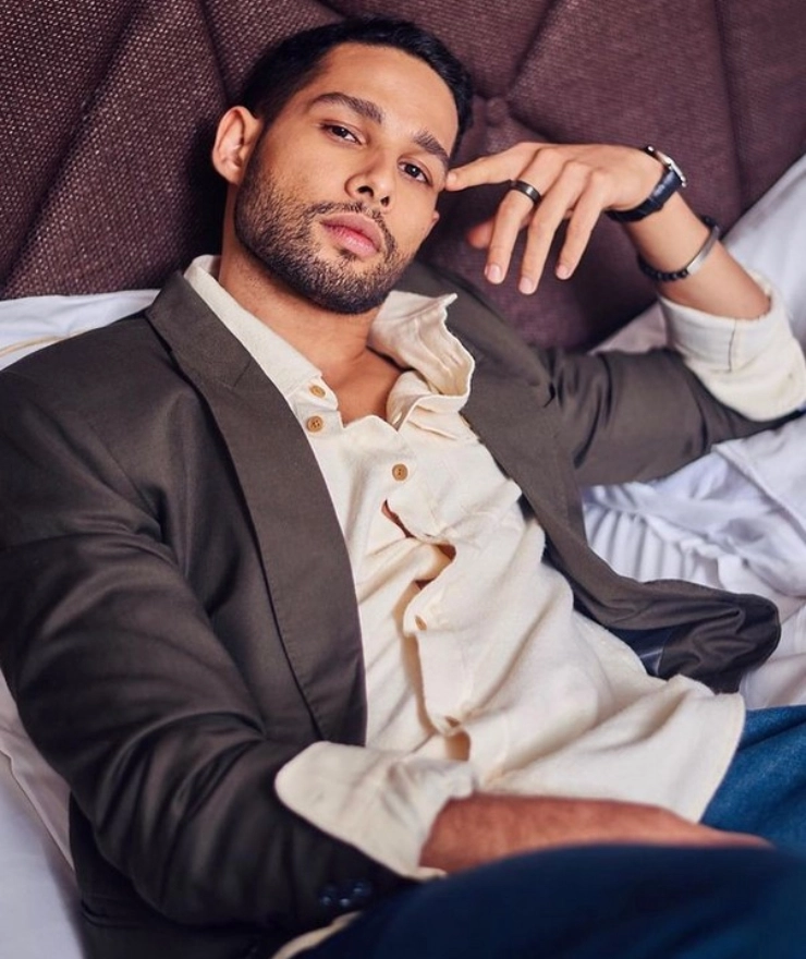 Siddhant Chaturvedi shares bare chest look, fans call him 'hottest'. Check out!