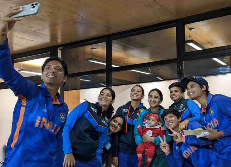 WATCH - Team India plays with Pakistani cricketer Bismah Maroof's daughter, Netizens hails “Spirit of cricket”