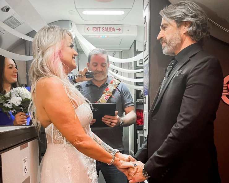 Love is in the Air: Couple says 'I do' midair on Southwest flight to Las Vegas (PICS)