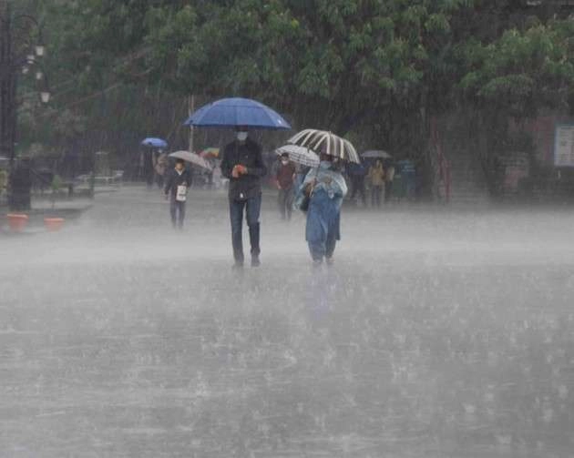Rain, thunderstorms lash Delhi-NCR region, surface temp falls by 11 degrees