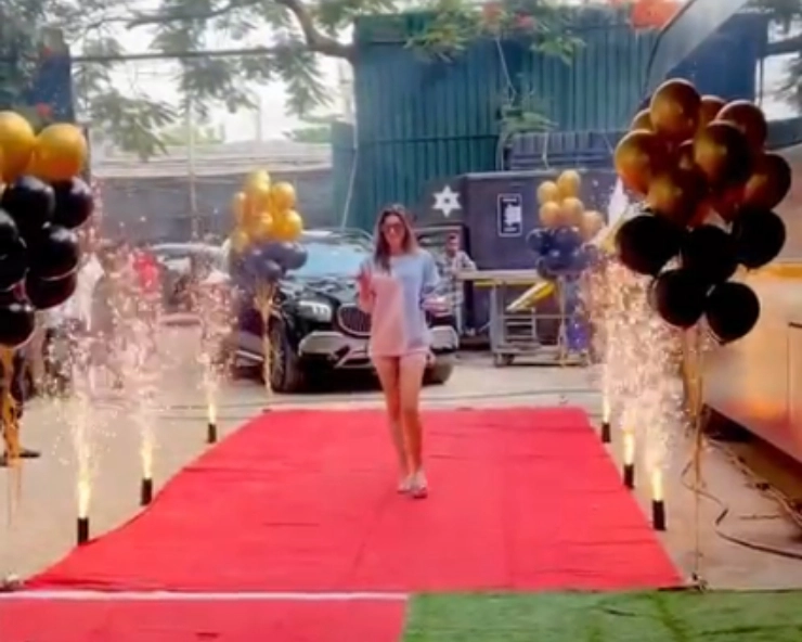 WATCH - Kriti Sanon gets sweet surprise on sets of 'Ganapath' after winning Best Actress award