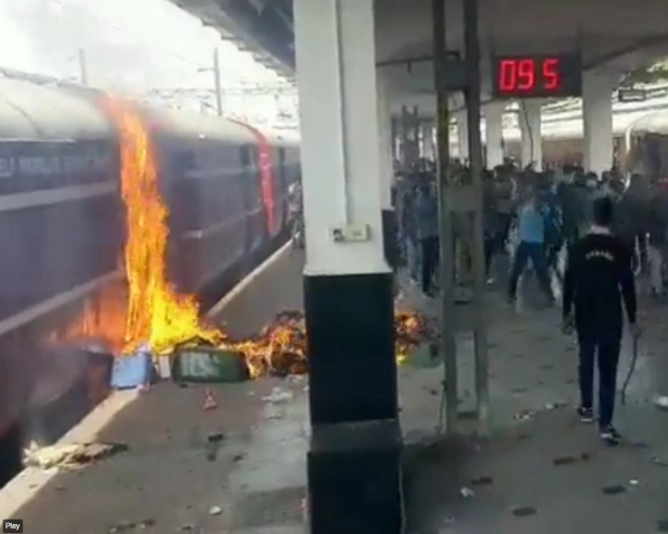 VIDEO: 1 killed as police opens fire on Agnipath protesters in Hyderabad's Secunderabad Railway station