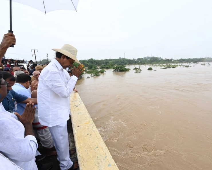 Telangana Floods: CM KCR performs 'shanti puja' to river Godavari at Bhadrachalam