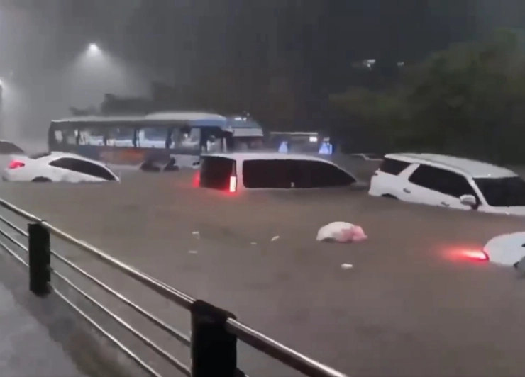South Korea: Heaviest rainfall in 80 years kills 7 in Seoul; water floods buildings, submerges cars, buses, subway stations (VIDEOS)