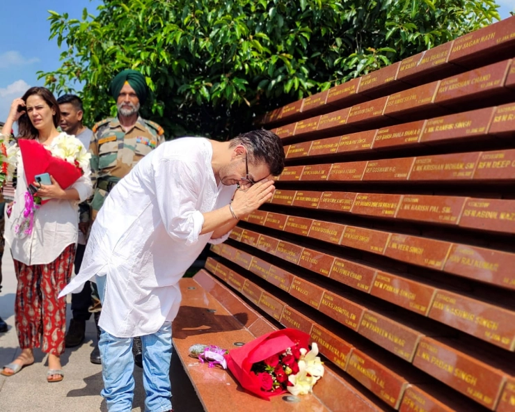 'Laal Singh Chaddha' team visits National War Memorial (PICS)