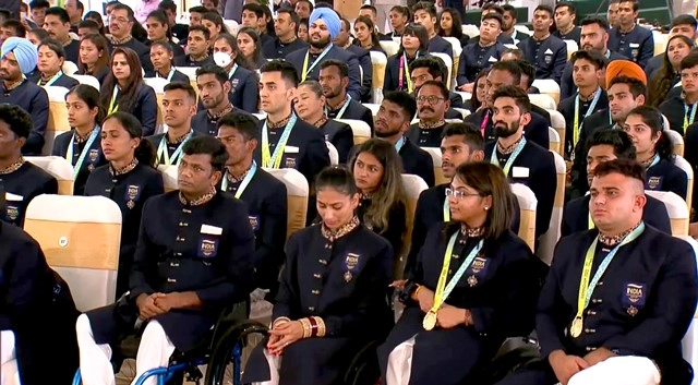 Indian Contingent of Commonwealth games listens to PM Modi patiently in welcome ceremony