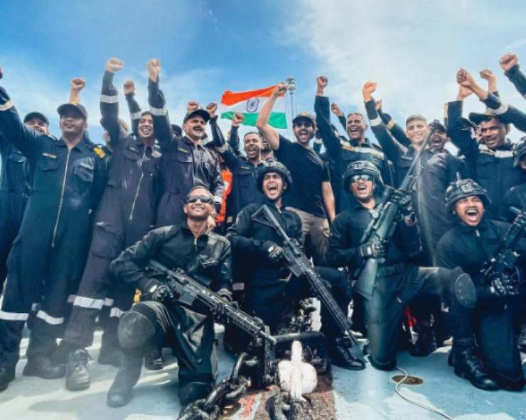 Kartik Aaryan spends time with Indian Navy officers (PICS and VIDEOS)