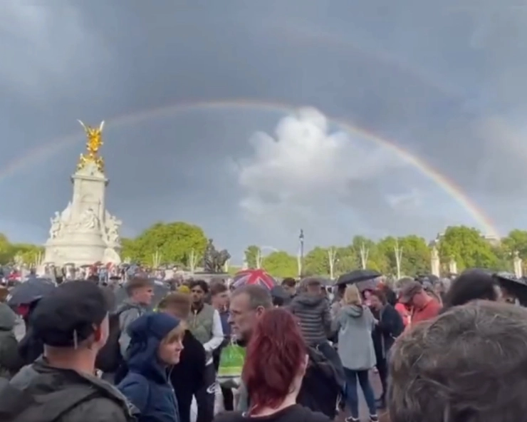 Double rainbow over palace shortly after Queen Elizabeth's demise 'mesmerizing' (VIDEOS)