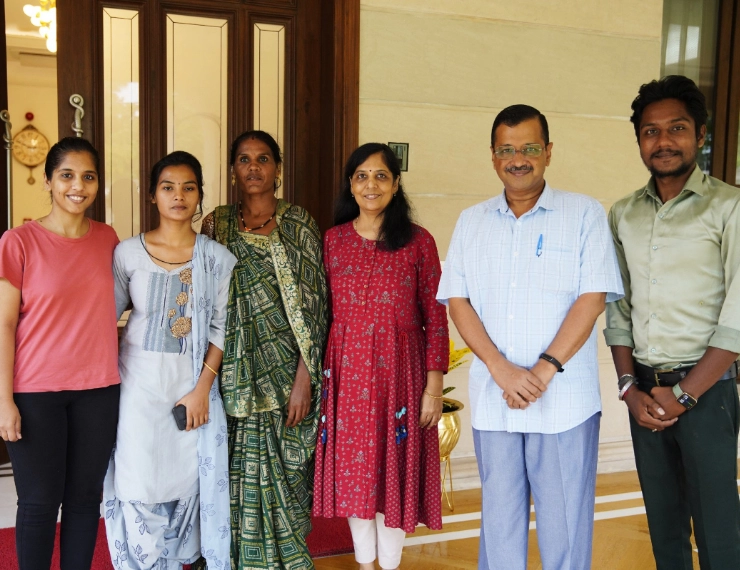 Delhi CM Arvind Kejriwal hosts sanitation worker & family from Gujarat over lunch (VIDEO)