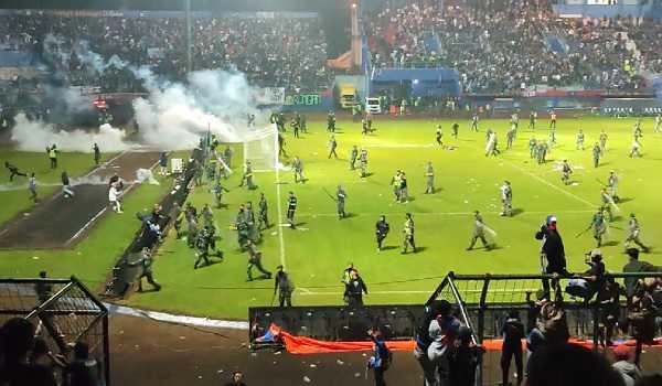 Indonesia: Stampede after fans clash at football game, 174 killed