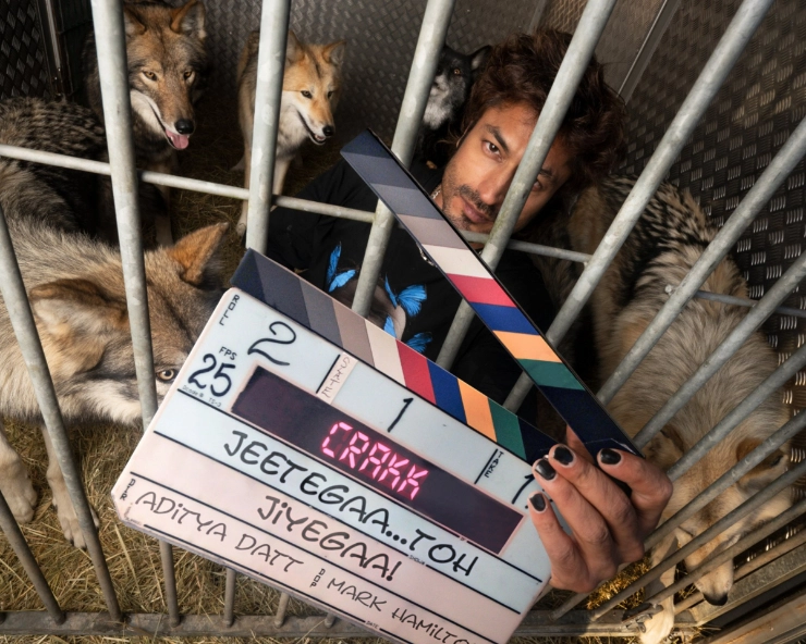 Vidyut Jammwal announces upcoming sports action movie ‘Crakk’ from cage with wolves – Check out pictures