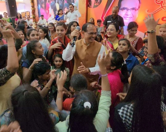 WATCH - Madhya Pradesh CM Shivraj Singh Chouhan celebrates Diwali with COVID orphans