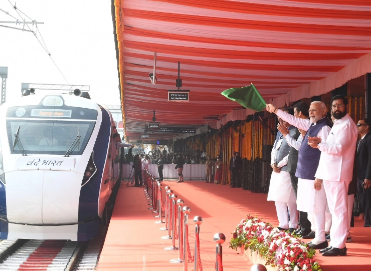 PM Modi flags off Vande Bharat Express in Nagpur