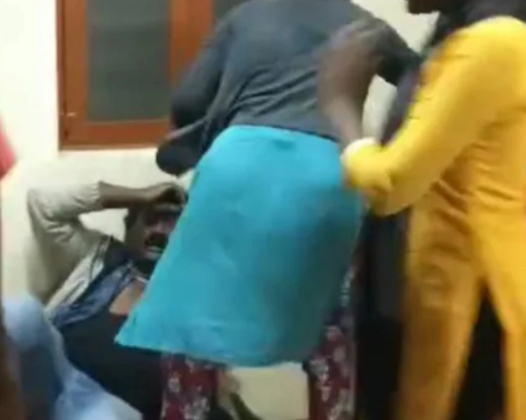 Karnataka: School headmaster thrashed with sticks for sexually assaulting girl student in Mandya (VIDEO)