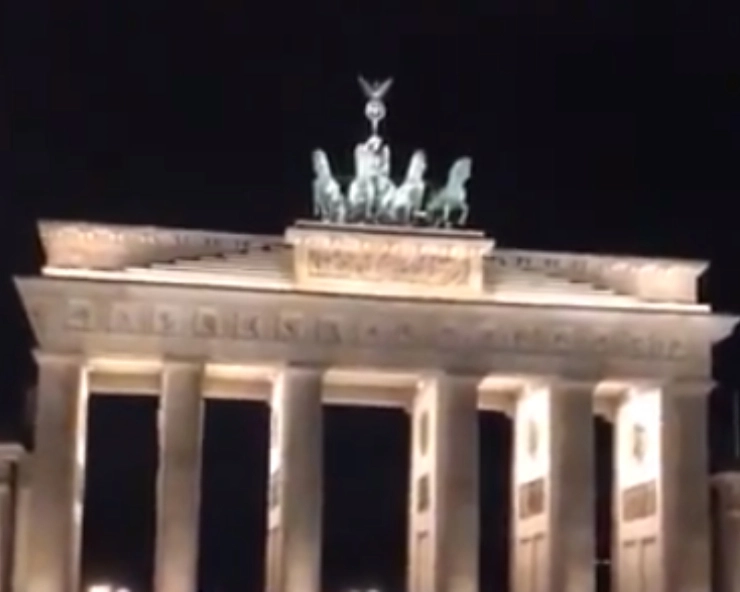 Car crashes into Berlin's iconic landmark Brandenburg Gate, driver dead