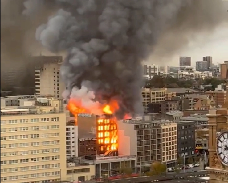 Australia: Sydney building engulfed by major fire (VIDEO)