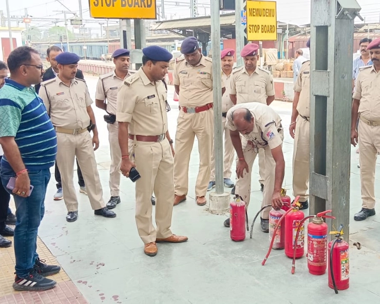 Bihar: Fire extinguisher explodes while dousing fire in Valsad Express in Muzaffarpur, RPF constable dies