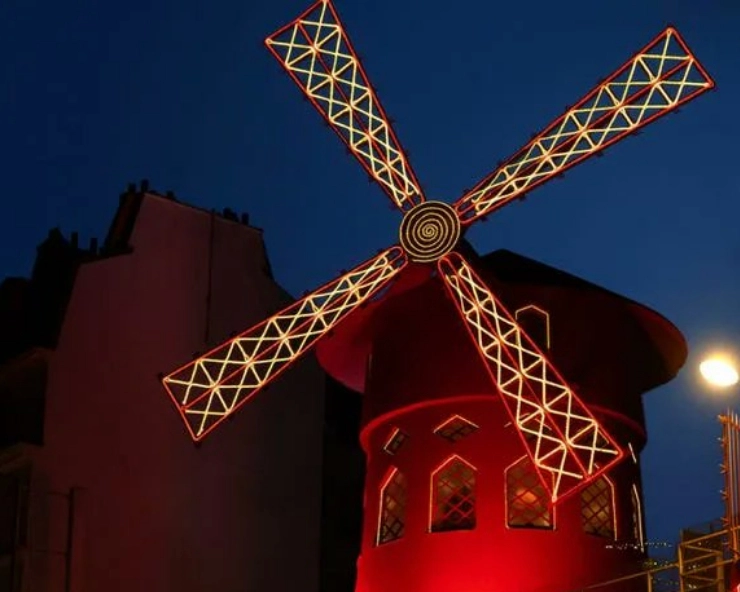 Paris landmark Moulin Rouge windmill blades collapse (VIDEO)