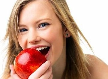 સફરજન સાંવલા રંગને દૂર કરે છે.