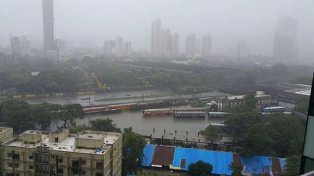 મુશળધાર વરસાદથી મુંબઈ પર 'આફતો' નો વરસાદ