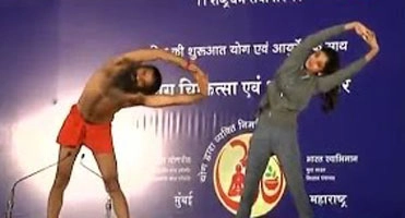 Video: बाबा रामदेव आणि शिल्‍पा शेट्टी एका मंचावर