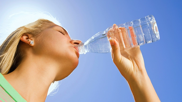તમે કેવી રીતે પીવો છો પાણી  - સૂતા પહેલા આ રીતે પીવો એક ગ્લાસ પાણી અને બચો હાર્ટ અટેકથી